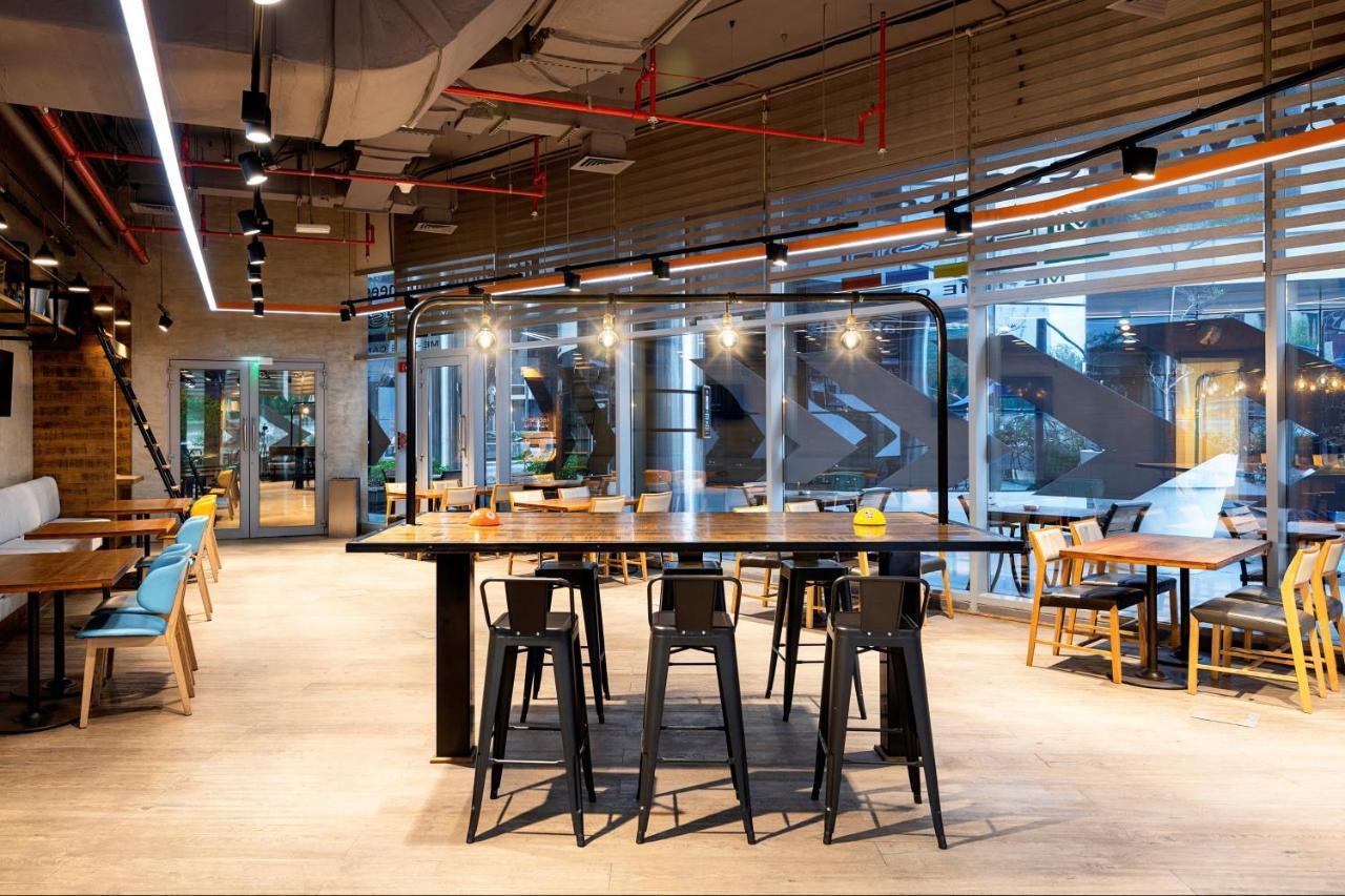 Crowne Plaza Doha - The Business Park By Ihg Hotel Luaran gambar The interior of the library