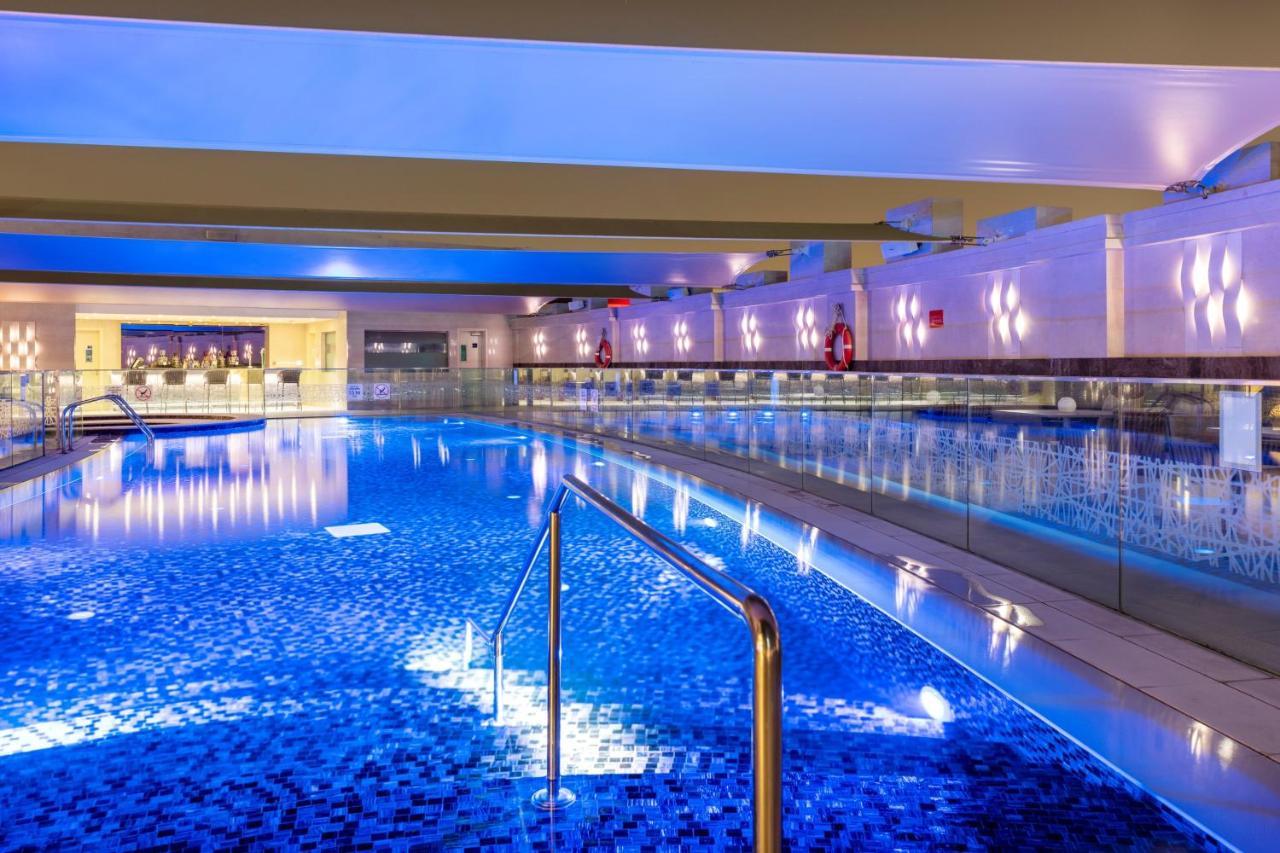 Crowne Plaza Doha - The Business Park By Ihg Hotel Luaran gambar The pool at the Hilton London Heathrow
