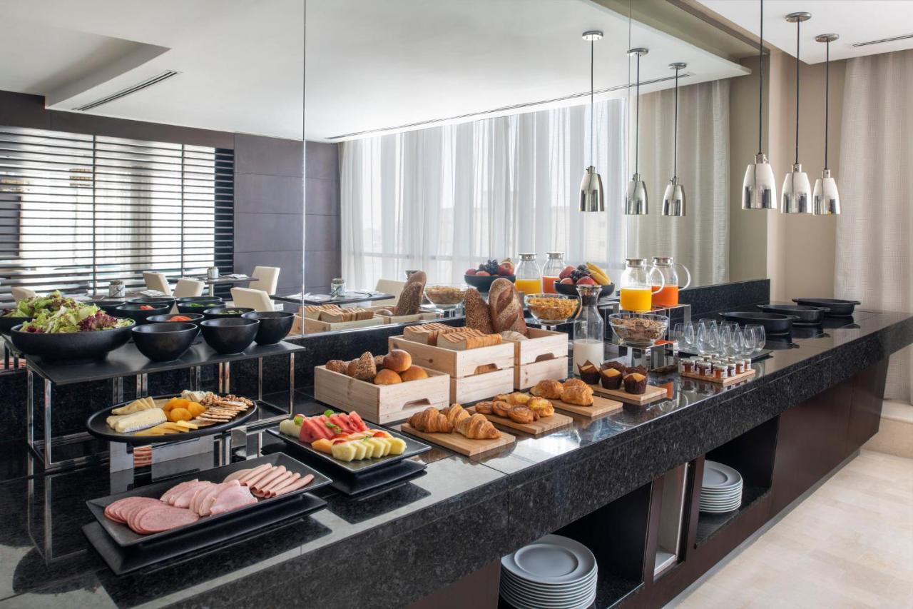 Crowne Plaza Doha - The Business Park By Ihg Hotel Luaran gambar A buffet at a hotel